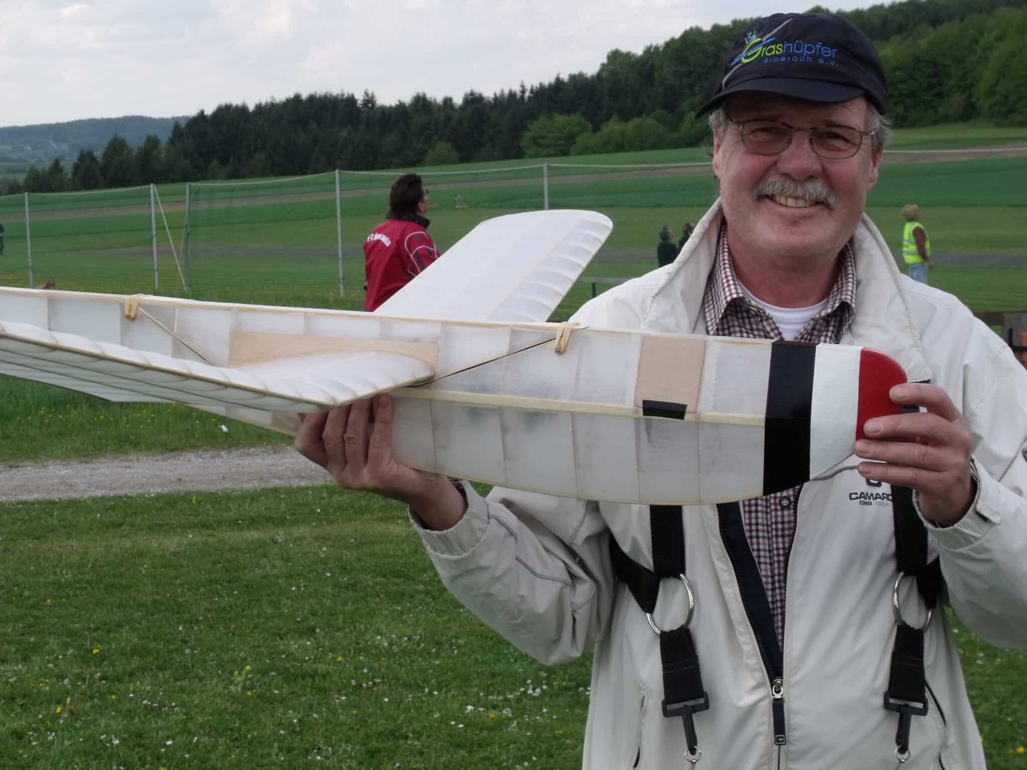 Der große Winkler, bespannt in der Hand gehalten Der große Winkler, bespannt in der Hand gehalten