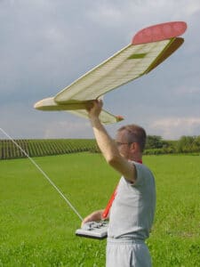 Nurflügelmodell STINI-1 beim Handstart am Hang
